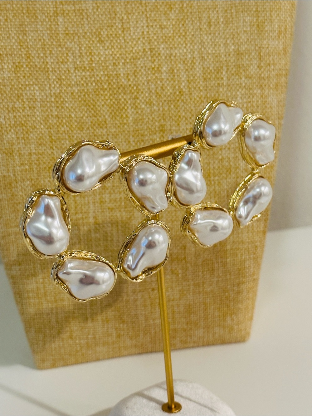 Fashion Jewelry Gold and White Baroque Pearl Hoop Earrings